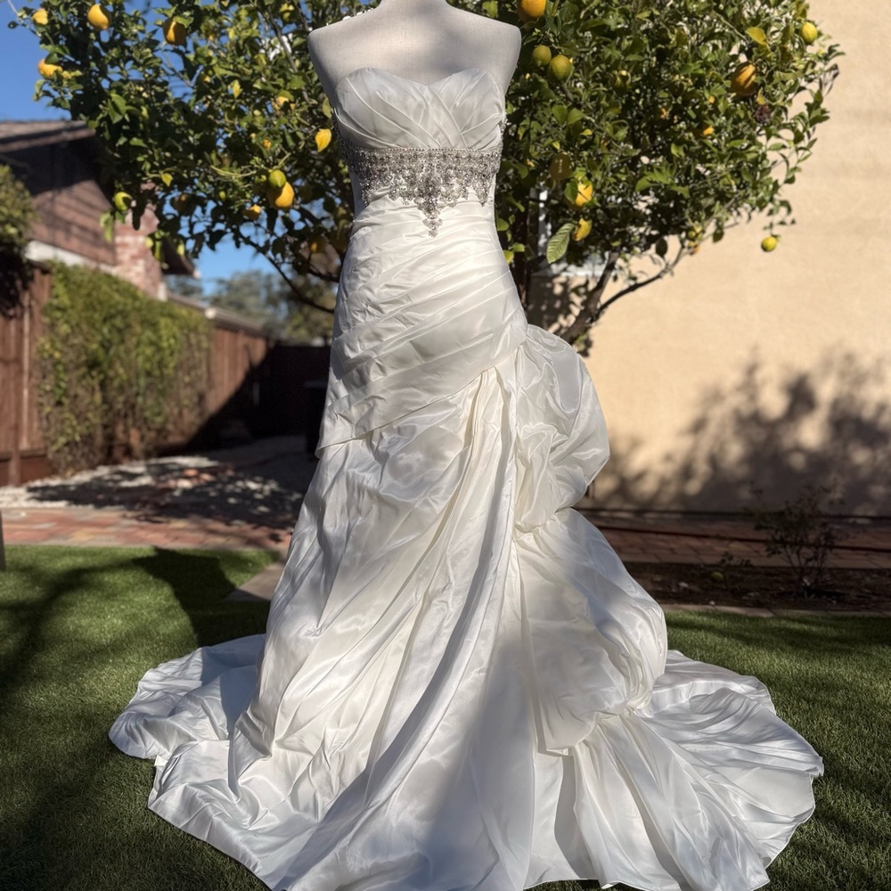 Wedding Dress Sale with Rhinestone Details on the Bust Size: US2/4 White Spring